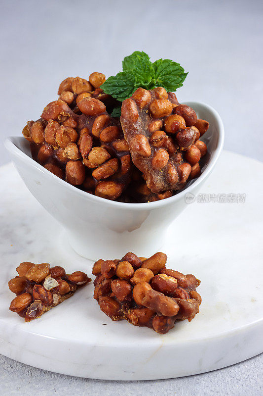 Gula kacang或amyang是印尼的传统小吃之一，由花生和棕榈糖制成。
